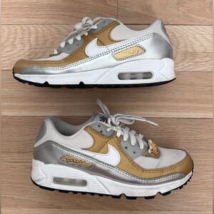 NIKE AIR MAX 90 SE Women’s Sneakers Gold & Silver with chain detail 6.5 GUC